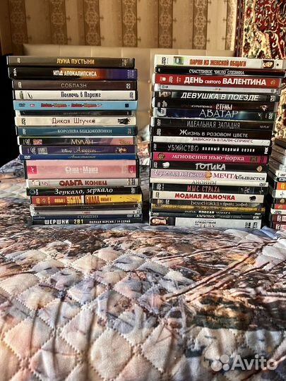 DVD-диски с фильмами в ассортименте