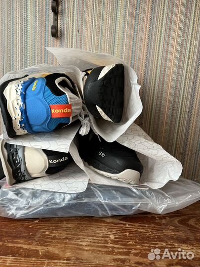 Вещи для Таисии (джинсы и две пары кроссовок)