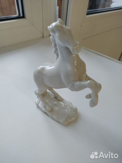 Статуэтка фарфор