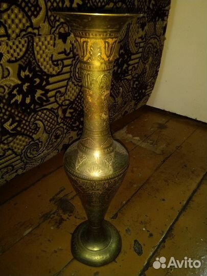 Металлическая ваза