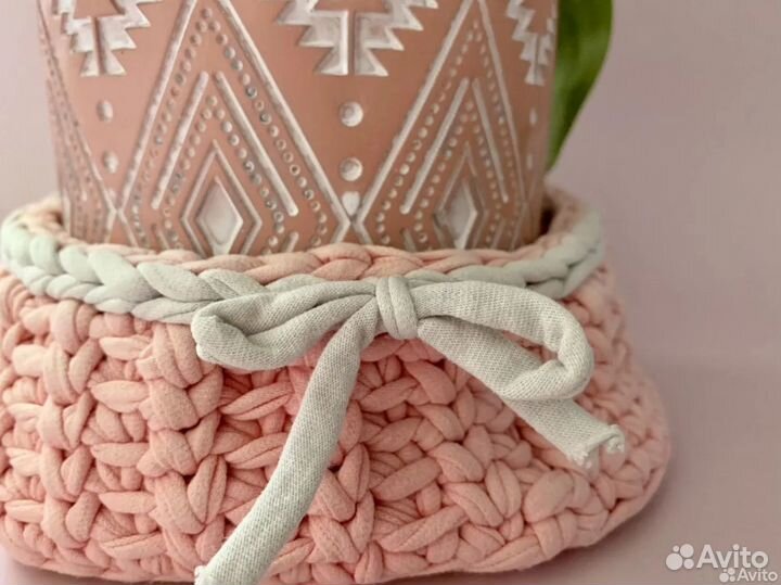 Вязанная корзинка из трикотажной пряжи