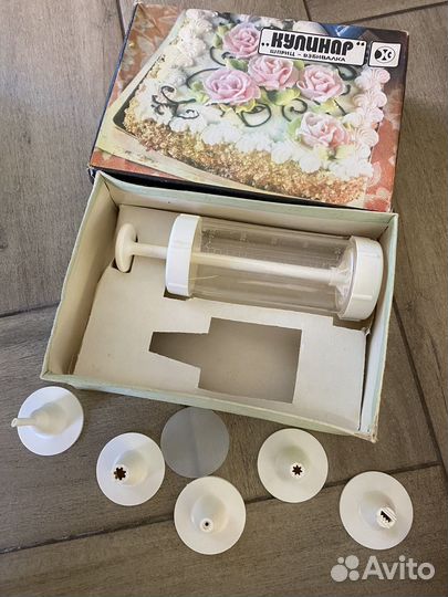 Шприц, формы для выпечки, доска для лепки теста