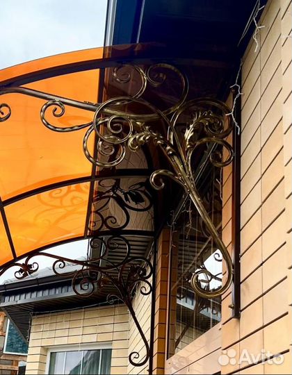 Козырек над крыльцом