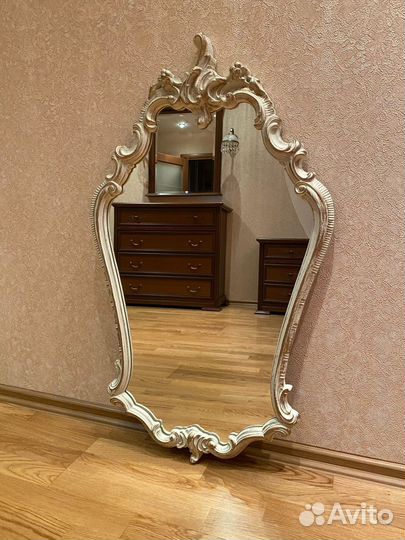 Зеркало в деревянной раме, ручная работа