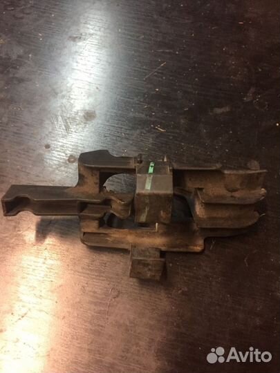 Крепление топливной трубки Mercedes w164