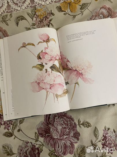 Винтажная книга England is a garden на английском