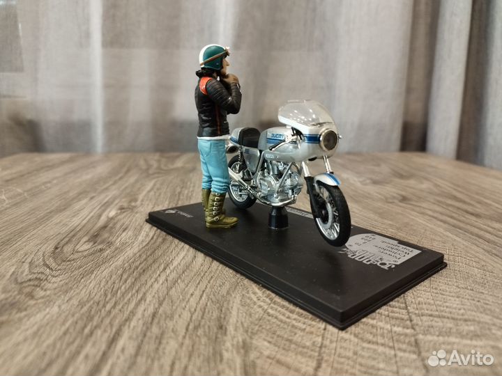 Модель мотоцикла Ducati 900 ss 1:18 от Solido сери