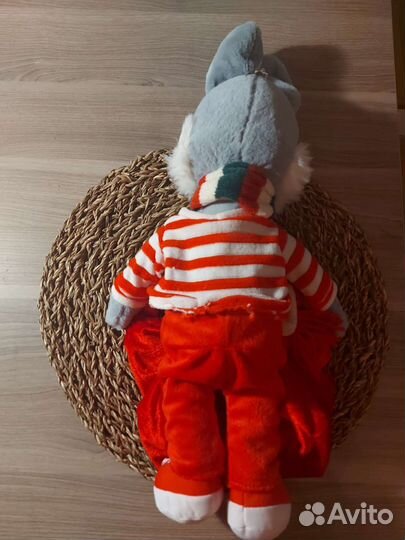 Плюшевый заяц на петельке