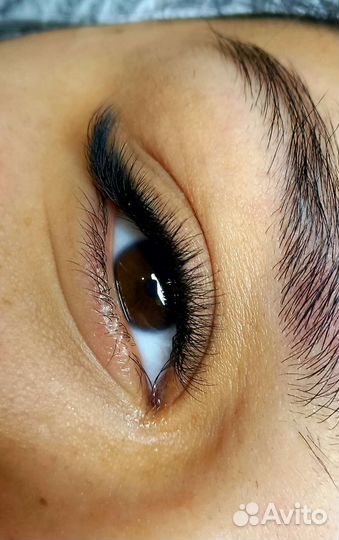 Наращивание ресниц, оформление бровей