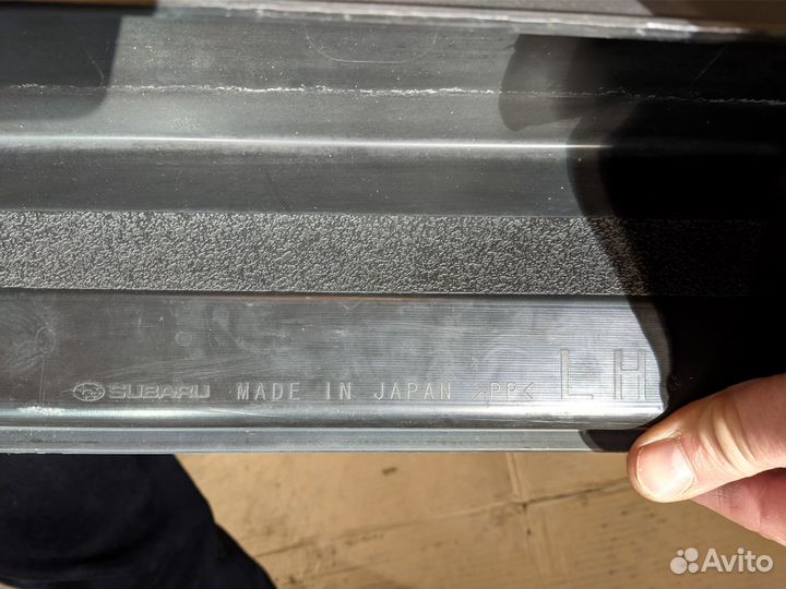 Продам пластиковый порог-накладку subaru outback