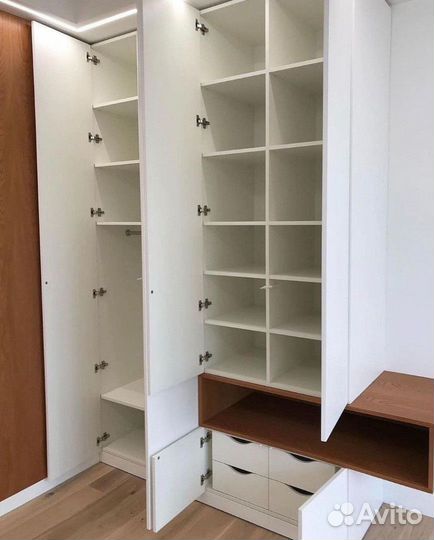 Распашной шкаф в спальню