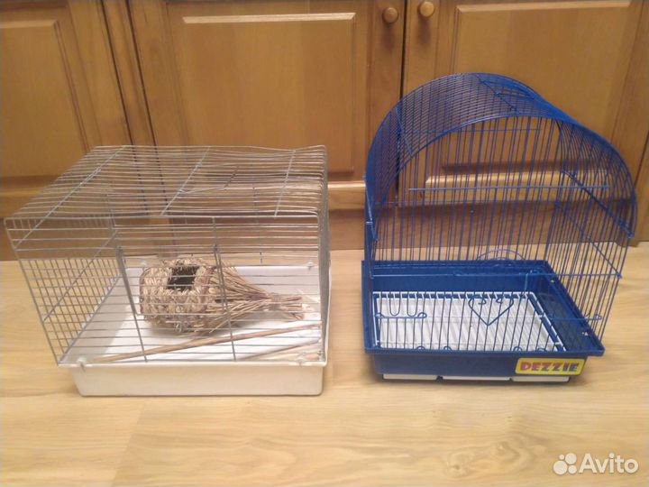Клетки для птиц вместе с аксессуарами