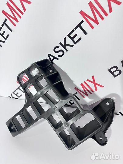 Направляющая заднего бампера левая