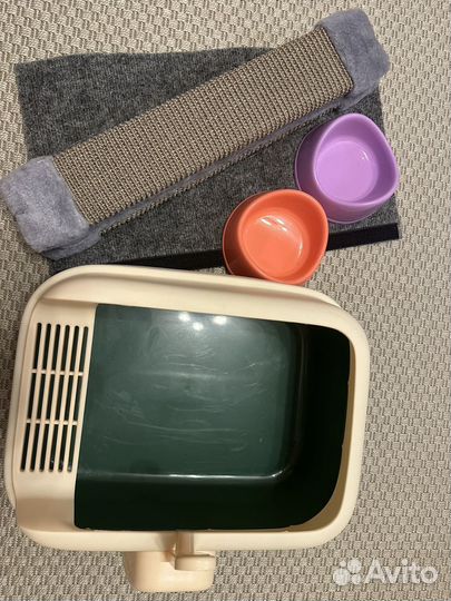 Лоток, миски, когтеточка для кота