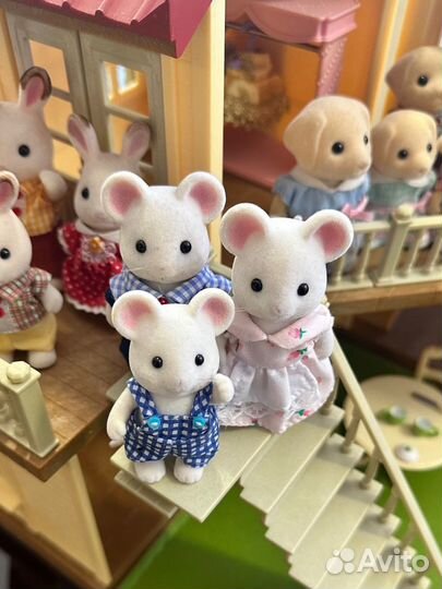 Большой дом со светом Sylvanian Families и 3 семьи