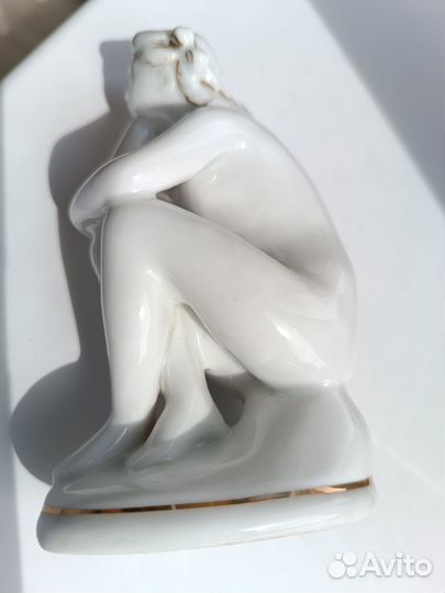 Статуэтка фарфоровая На пляже Купальщица лфз