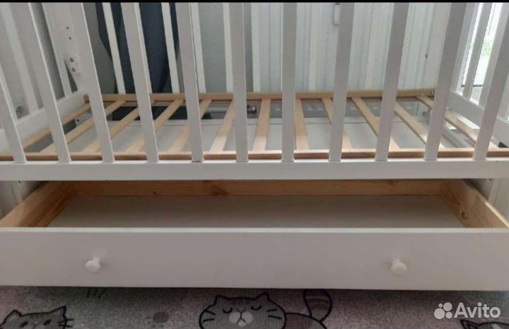 Детская кроватка с маятником и ящиком, матрас