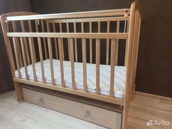 Детская кроватка с продольным маятником