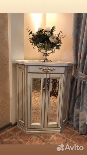 Тумбы витрины угловые