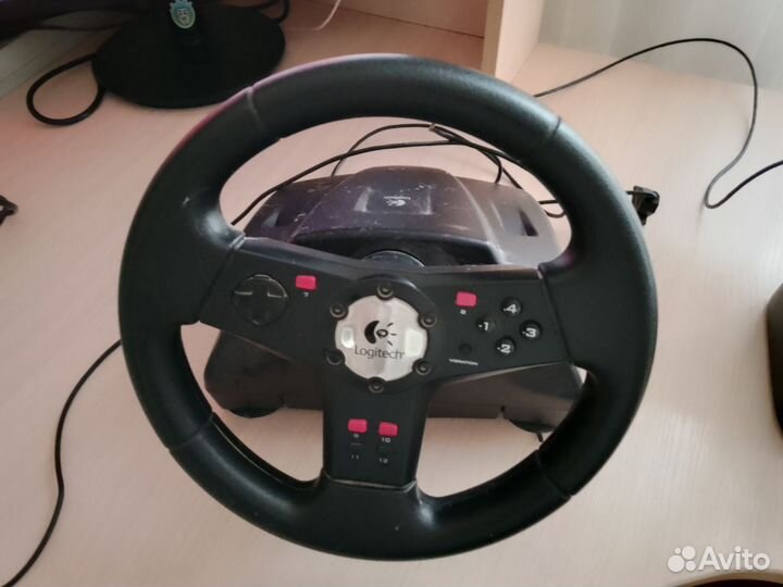 Игровой руль с педалями