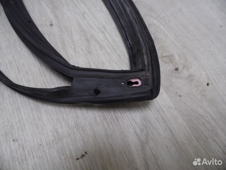 Уплотнитель двери задней правой Mitsubishi Lancer