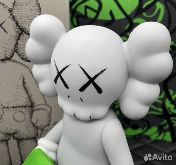 Игрушка Kaws с деньгами