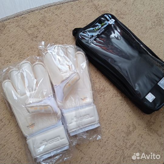 Вратарские перчатки