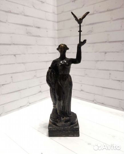 Статуэтка девушка с голубем