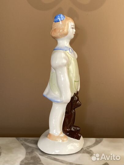 Старинная фарфоровая статуэтка Девочка с мишкой