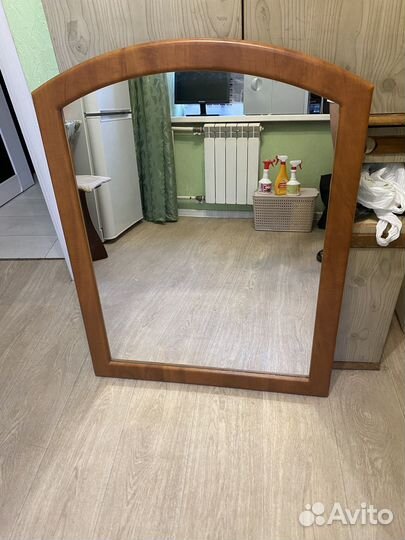 Зеркало настенное в деревянной раме