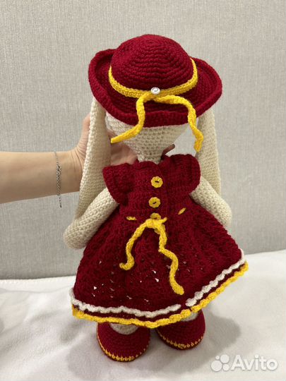 Вязанная зайка модница