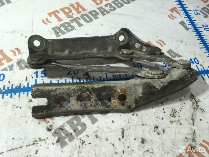 Шкода Фабия Петля капота Прав