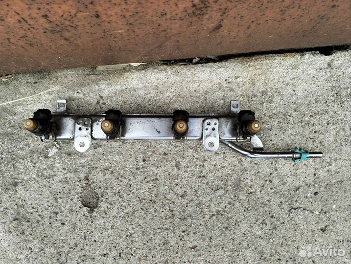 Топливная рейка с форсунками Хонда Фрид 1