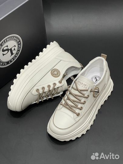 Кроссовки женские новые