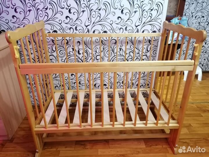 Детская кроватка с продольным маятником