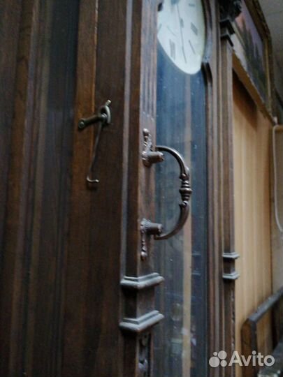 Старинный большой постамент часы