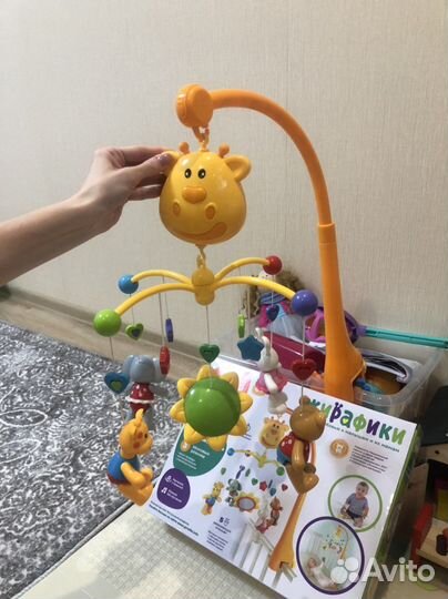 Мобиль на кроватку жирафики