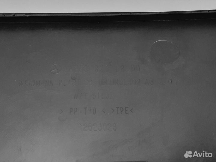 Пластик моторного отсека правый Mercedes Glc 250