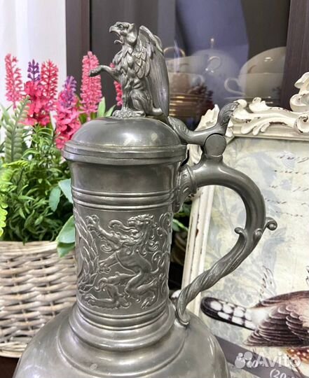 Оловянный кувшин на козьих ножках
