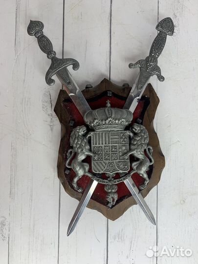 Рыцарский герб Панно с кинжалами