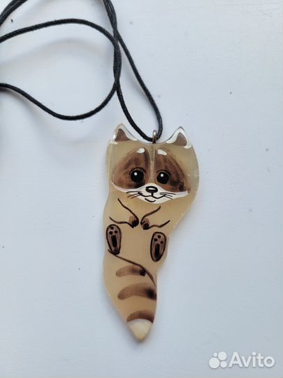 Подвеска из перламутра Енот