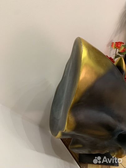 Статуя Голова Коня на подставке