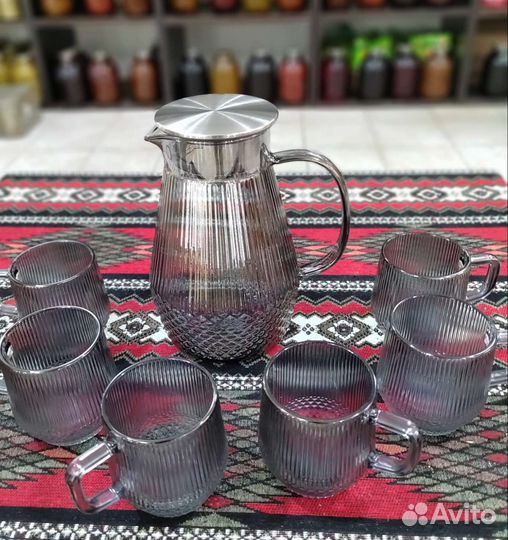 Кувшин с кружками