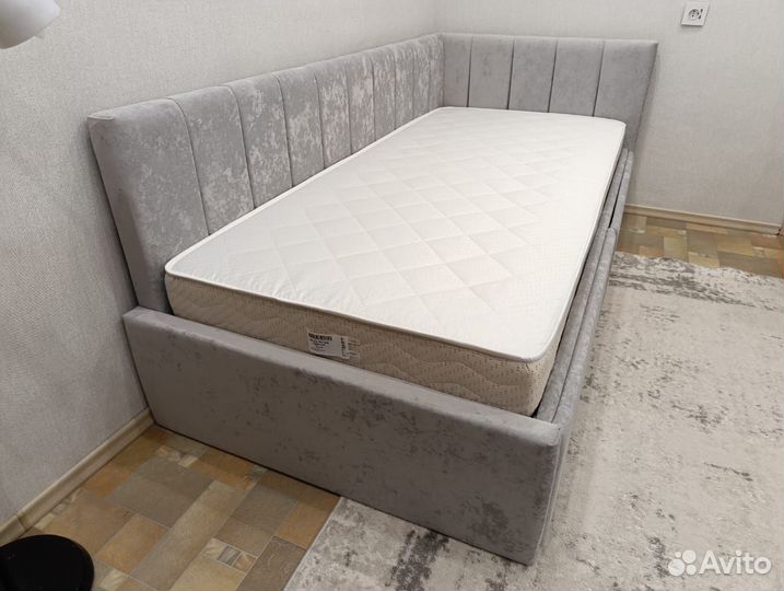 Детская кровать с мягкой спинкой