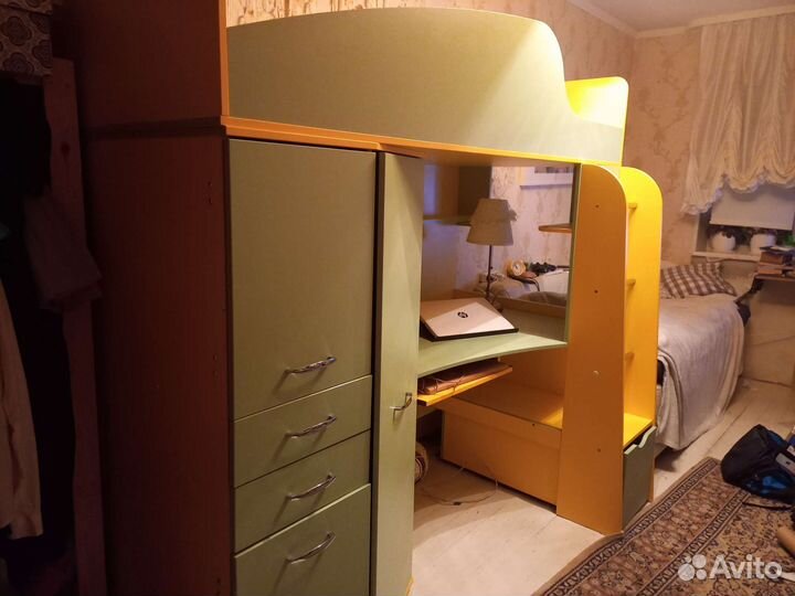 Детская кровать чердак со столом и шкафом