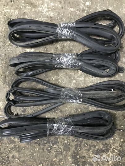 Уплотнитель на дверь Opel Astra J