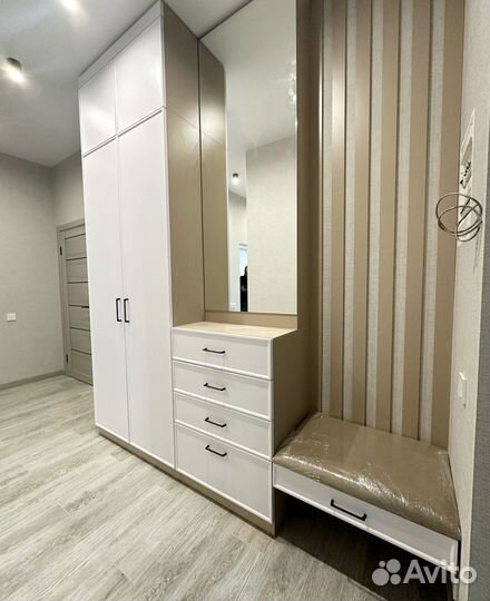 Прихожая белая с рейками на заказ