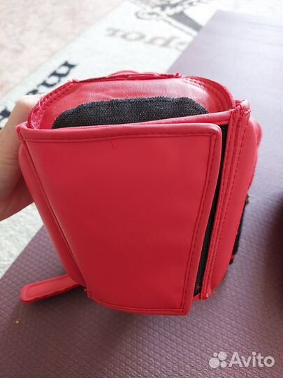 Боксерские перчатки и шлем для кикбоксинга