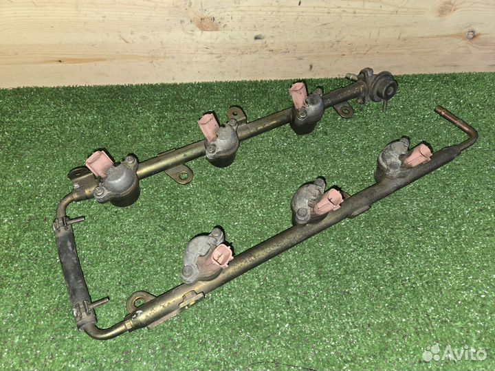 Топливная рампа с форсунками Nissan Maxima A32 VQ2