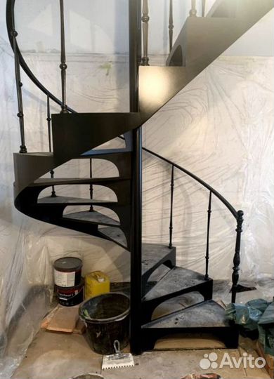 Лестница на металлокаркасе открытого типа